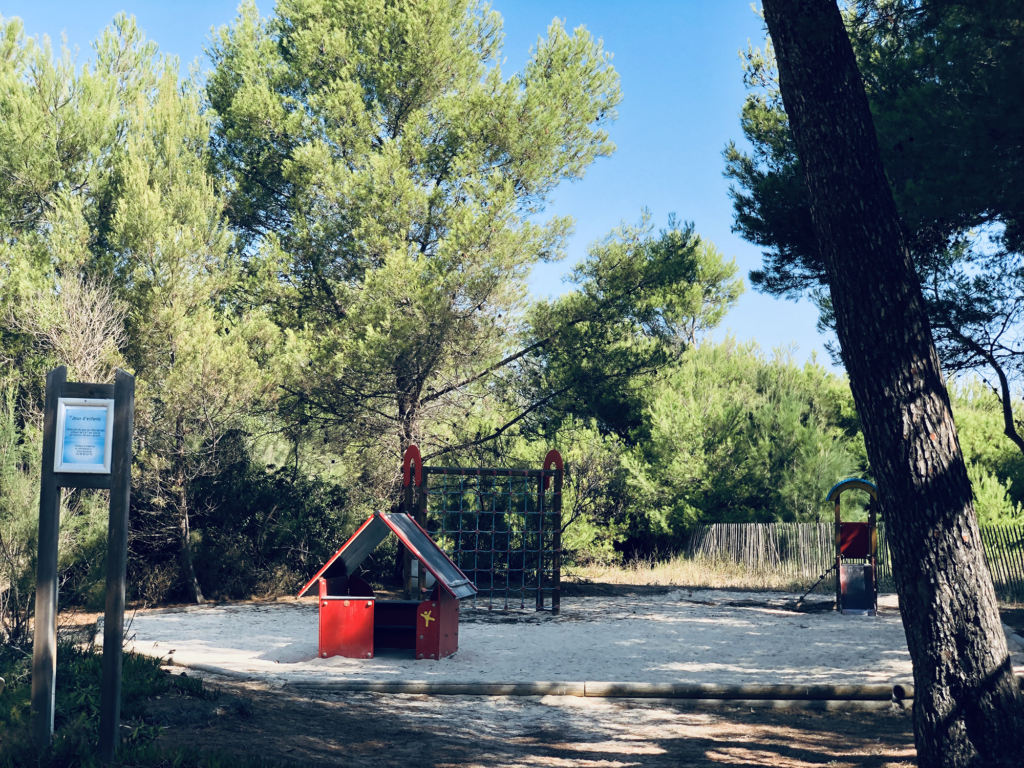 Aire de jeux dans parc arboré - Appartement de Giens