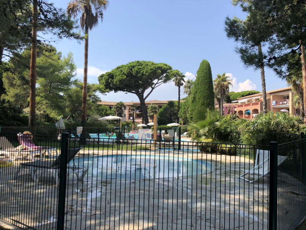 Piscine à côté du parc arboré et de l'appartement