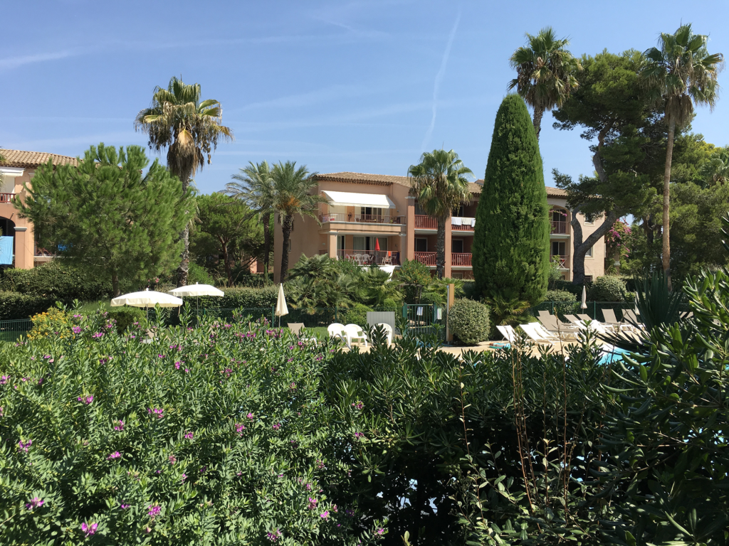 Piscine à côté du parc arboré et de la location de Giens