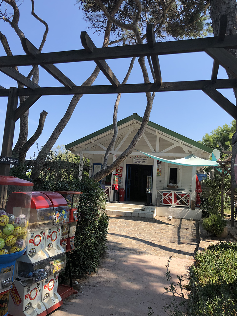 Restaurant dans le parc arboré de la résidence de Giens