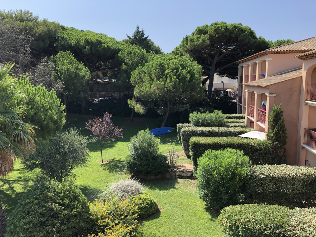 Parc arboré vue de la terrasse dans la résidence