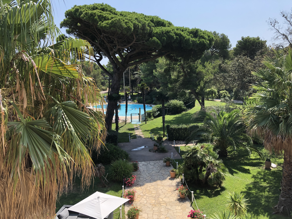 Vue Terrasse sur la piscine - Location à Giens