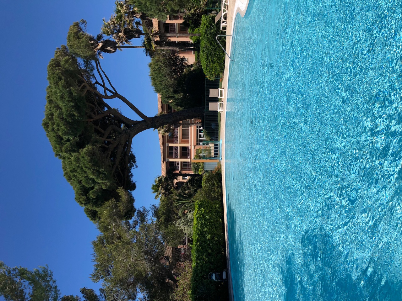 Piscine devant appartement de Giens